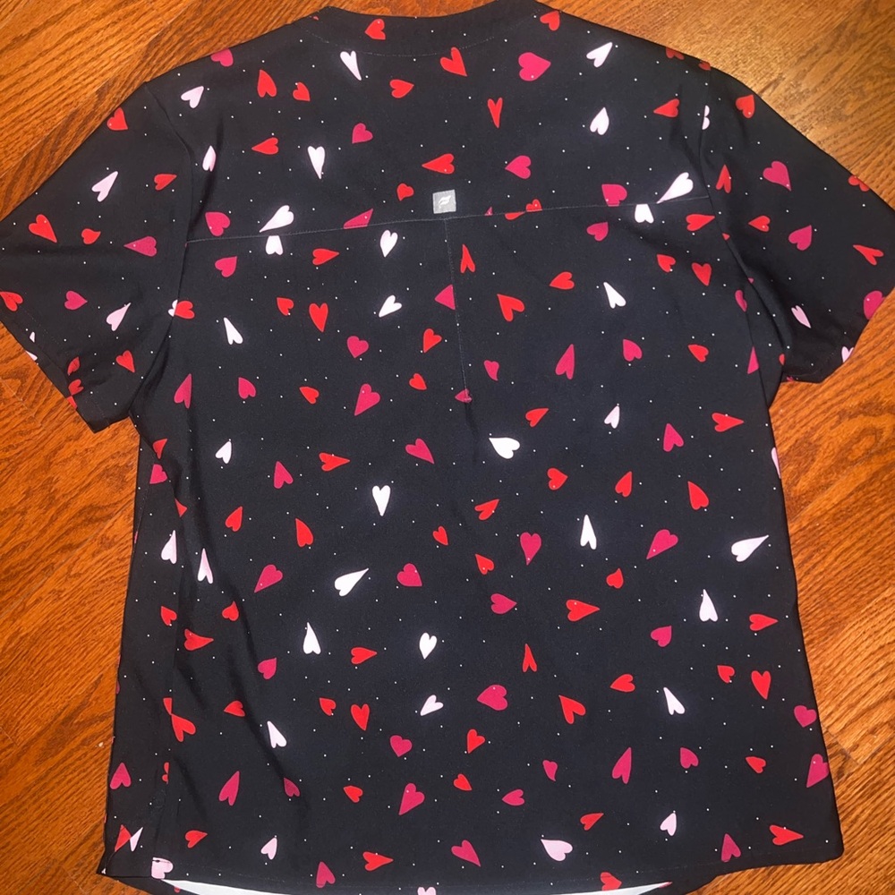 Fabletics Vital 1-Pocket Scrub Top in Heart Pumping Black - Picture 4 of 8